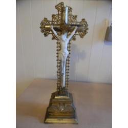 Goudkleurig kruis hoogte 42 cm ,€17,50.