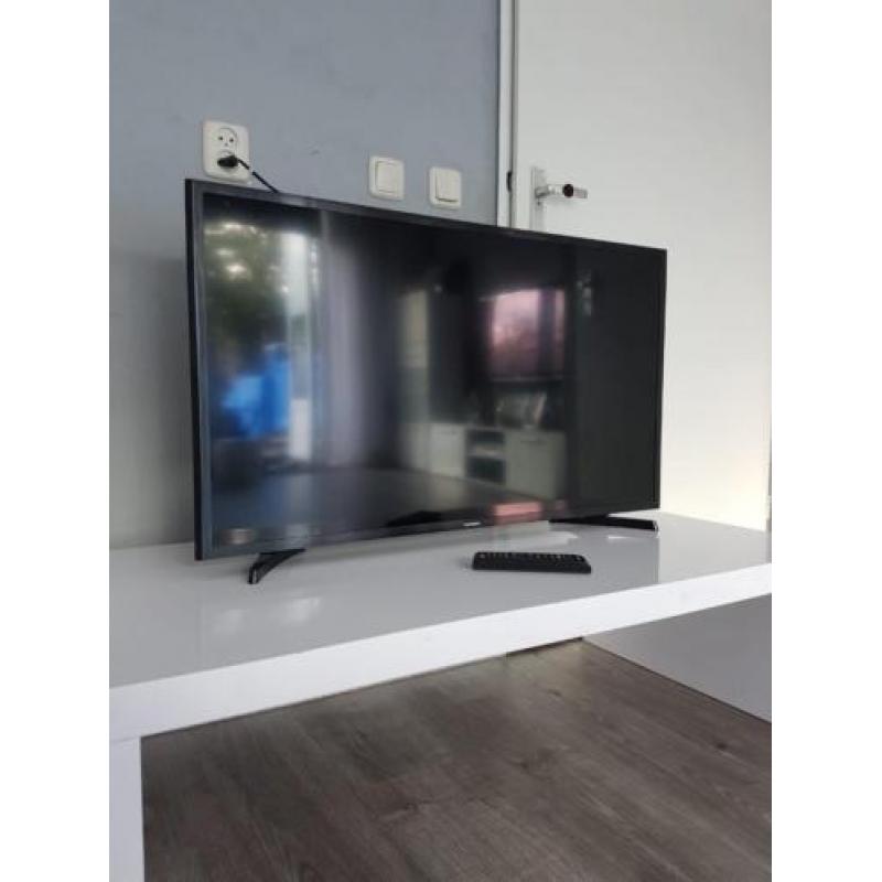 Zeer nette Samsung UE40J5200 Smart LED TV Black