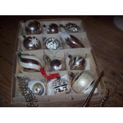12 oude kerstballen ,1 glazen slinger en glazen piek zilver